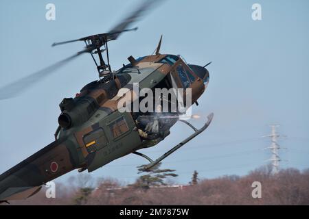 Narashino, Japan. 08. Januar 2023. Mitglied der japanischen Bodenschutztruppe Nehmen Sie am Sonntag, den 8. Januar 2023, an der Neujahrsübung der japanischen GSDF 1. Airborne Brigade im Narashino Training Area in der Präfektur Chiba, Japan, Teil. Foto: Keizo Mori/UPI Credit: UPI/Alamy Live News Stockfoto