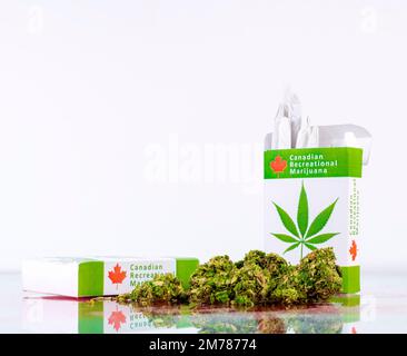Cannabis in Kanada. Zwei Packungen Marihuana-Zigaretten mit Knospen, die auf einem Glastisch lagen. Die Verbindungen bestehen aus einer Packung. Stockfoto