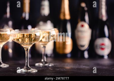 Sektgläser auf dunklem Hintergrund. Das Konzept der Feier. Stockfoto