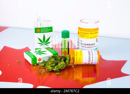 Cannabis in Kanada. Marihuana-Zigaretten, Cannabisöl und verschreibungspflichtige Flaschen für Cannabis auf einem Glastisch. Knospen laufen aus einer der Flaschen aus. Stockfoto