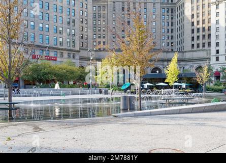 Das Tower City Center bildet die Kulisse für Clevelands Planschplatz am Public Square, einem beliebten Abkühlort im Herzen der historischen Innenstadt. Stockfoto