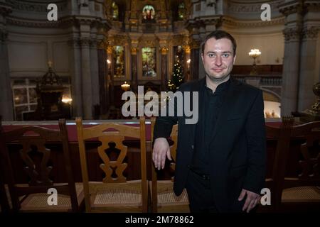 Berlin, Deutschland. 08. Januar 2023. Nach der feierlichen Einführung der Kathedrale Cantor Adrian Büttemeier im Berliner Dom posierte die Kathedrale Cantor für die Fotografen. Kredit: Paul Zinken/dpa/Alamy Live News Stockfoto