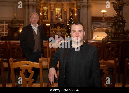 Berlin, Deutschland. 08. Januar 2023. Nach der feierlichen Einführung der Kathedrale Cantor Adrian Büttemeier (Vorderseite) im Berliner Dom posierten der Dom Cantor und der Dom-Prediger Michael Kösling für die Fotografen. Kredit: Paul Zinken/dpa/Alamy Live News Stockfoto