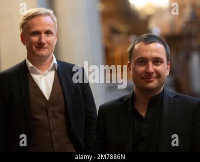 Berlin, Deutschland. 08. Januar 2023. Nach der feierlichen Einführung der Kathedrale Cantor Adrian Büttemeier (r) im Berliner Dom posierten der Dom Cantor und der Dom-Prediger Michael Kösling für die Fotografen. Kredit: Paul Zinken/dpa/Alamy Live News Stockfoto