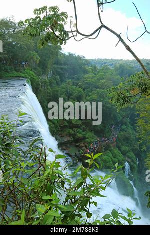 Luftaufnahme von Besuchergruppen, die den atemberaubenden Wasserfall von der Promenade aus entdecken, Iguazu Falls auf der argentinischen Seite, Argentinien, Südamerika Stockfoto