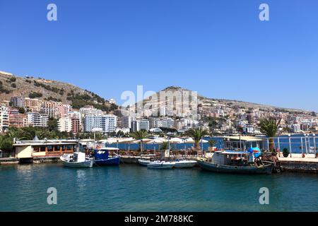 Sommerblick auf den Fischerhafen, Saranda-Stadt, Saranda-Viertel, Südalbanien, Europa Stockfoto