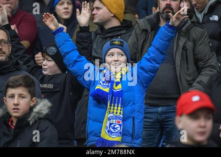 Cardiff, Großbritannien. 08. Januar 2023. Ein junger Fan von Cardiff City singt während des Emirates FA Cup 3. Runde Spiels Cardiff City vs Leeds United im Cardiff City Stadium, Cardiff, Großbritannien, am 8. Januar 2023 (Foto von Mike Jones/News Images) in Cardiff, Großbritannien, am 1./8. Januar 2023. (Foto: Mike Jones/News Images/Sipa USA) Guthaben: SIPA USA/Alamy Live News Stockfoto