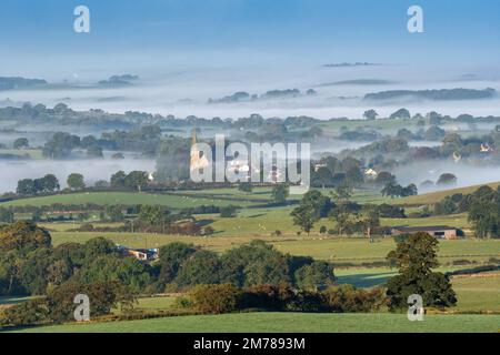 Wolkenumkehr an einem späten Sommermorgen über dem Lune Valley in Lancashire, mit Blick über Burton in Lonsdale in Richtung Lancaster von oberhalb von Ingleton. Stockfoto