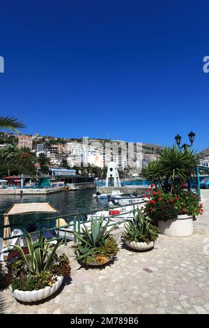 Sommerblick auf den Fischerhafen, Saranda-Stadt, Saranda-Viertel, Südalbanien, Europa Stockfoto