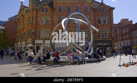 Große Skulptur im Stadtzentrum von Belfast - BELFAST, Großbritannien - 25. APRIL 2022 Stockfoto