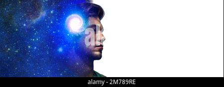 Silhouette des Menschen im Weltraum. Das Universum im Inneren. Silhouette des Menschen mit Raum als Gehirn. Wissenschaftliche und philosophische Themen. Ich erkunde dieses großartige Haus Stockfoto