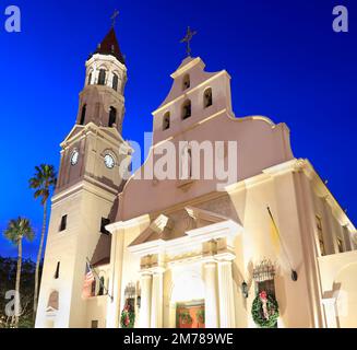 St. Augustine Basilica in der Abenddämmerung in Florida, USA Stockfoto