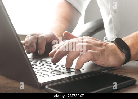 Nahaufnahme der Hände, die auf dem Laptop tippen. Chat mit Freunden Suchinformationen aus dem Internet während der Arbeit am Computerkonzept für Technologie Gerät (Forts. Stockfoto