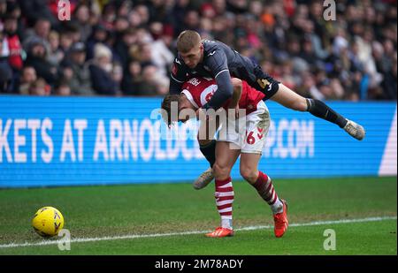 Cameron Pring (unten) in Bristol City und Jay Fulton in Swansea City kämpfen beim dritten Spiel des Emirates FA Cup in Ashton Gate, Bristol, um den Ball. Foto: Sonntag, 8. Januar 2022. Stockfoto