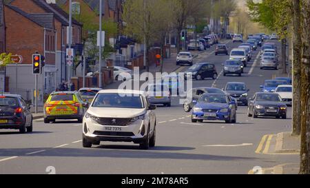 Verkehr in den Straßen von Belfast - Crumlin Road - BELFAST, Großbritannien - 25. APRIL 2022 Stockfoto