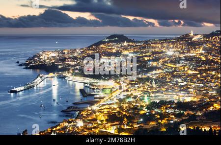 Portugal Insel Madeira bei Nacht mit der Stadt Funchal, Panorama Stockfoto