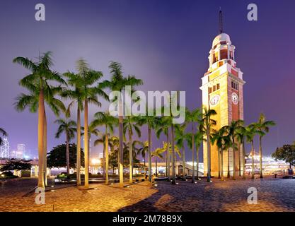 Nacht über Old Clock Tower in Hongkong Stockfoto