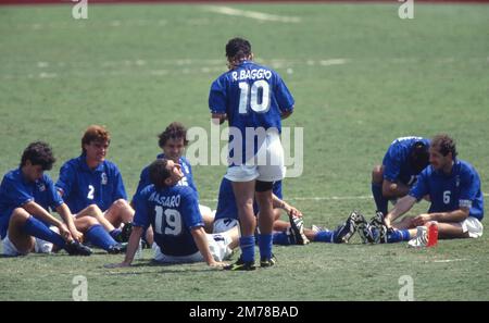 Pasadena, Vereinigte Staaten. 08. Januar 2023. firo, 07/17/1994 Bild archivieren, Foto archivieren, archivieren, Fotos archivieren Fußball, Fußball, WELTMEISTERSCHAFT 1994, USA, Finale 94, Finale Brasilien – Italien 3:2 nach Elfmetern, ne Roberto Baggio, Enttäuschung, enttäuscht, mit, Und Daniele Massaro Credit: dpa/Alamy Live News Stockfoto