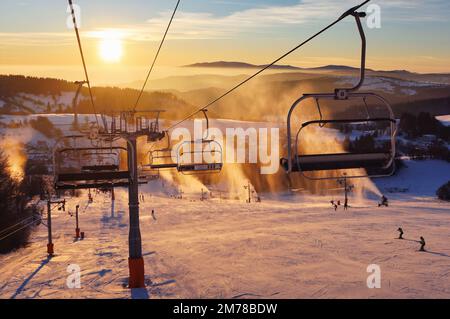 Farbenfrohes Ski-Resort bei Sonnenuntergang im Winter in den Krahule-Bergen in der Slowakei Stockfoto