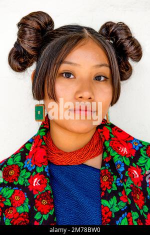 Gesichter der Welt: Junge Hopi-Frau mit traditionellem Squash Blossom-Wirbel Stockfoto