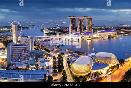 Luftaufnahme von Singapurs Geschäftsviertel und Stadt in der Dämmerung in Singapur, Asien Stockfoto