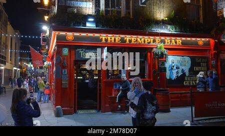 Fantastische irische Pubs im Temple Bar Quarter in Dublin - DUBLIN, IRLAND - 20. APRIL 2022 Stockfoto