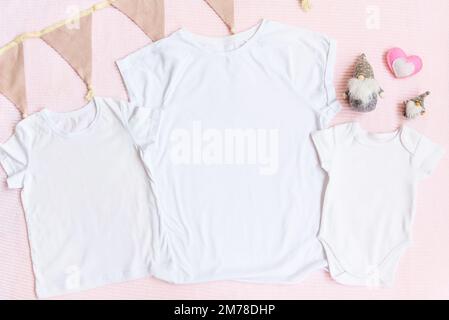 Ostern-T-Shirt und Einteiler mit Zwergen und Herz auf pinkfarbenem Hintergrund für eltern und Kinder Stockfoto