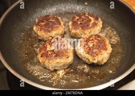 Ich koche Fleischbällchen in einer Pfanne Stockfoto