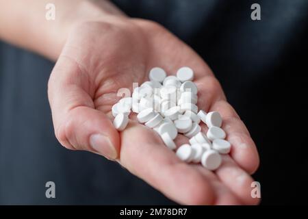 Plazebo-Pillen in der Hand - Nahaufnahme Stockfoto