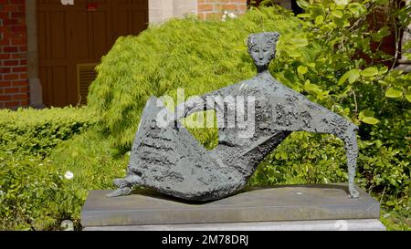 Kunstskulptur in den Gärten der Queens University in Belfast - BELFAST, Großbritannien - APRIL 25,2022 Stockfoto