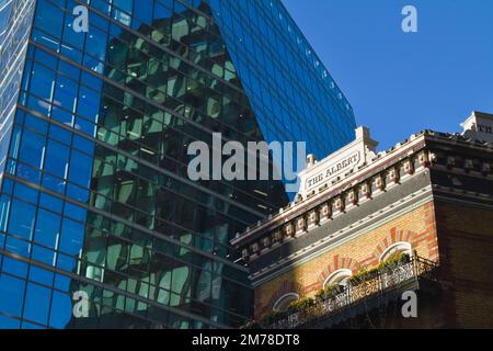 Das Albert Public House mit seiner viktorianischen Fassade im Gegensatz zum modernen Glasbüroblock, Buckingham Gate Commercial Office, Victoria London UK Stockfoto