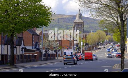 Verkehr in den Straßen von Belfast - Crumlin Road - BELFAST, Großbritannien - 25. APRIL 2022 Stockfoto