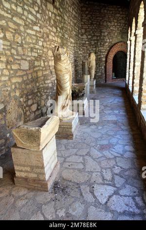 Statuen und Ausstellungen im Museum des antiken Butrint, UNESCO-Weltkulturerbe, Butrint-Nationalpark, Saranda-Viertel, Südalbanien, Europa Stockfoto