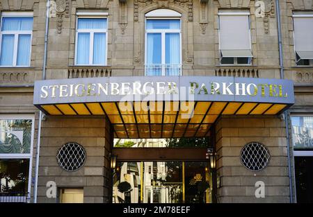 Außenansicht des 1902 erbauten traditionellen Luxushotels Steigenberger Parkhotel. Es befindet sich in der Nähe des öffentlichen Parks „Hofgarten“ in Düsseldorf. Stockfoto