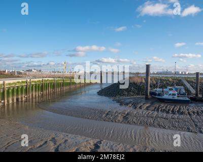 Der kleine Hafen des Polderdorfes Doel in Belgien bei Ebbe Stockfoto