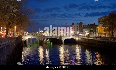 O Connell Bridge in Dublin bei Nacht - Reisefotografie Stockfoto