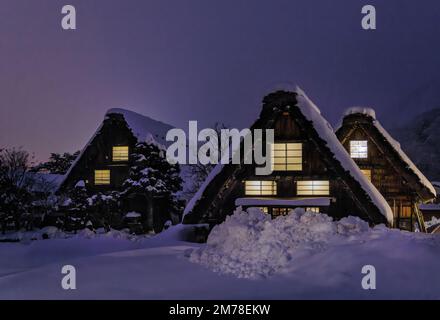 Traditionelle japanische minka-Häuser im schneebedeckten Shirakawa-Dorf bei Nacht Stockfoto