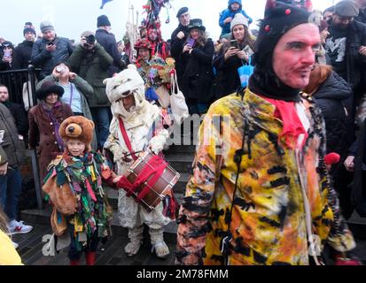 Bankside, London, Großbritannien. 8. Januar 2023 Die 12. Abendfeier auf der Bankside beim Lions Part und bei den Bankside Mummers. Kredit: Matthew Chattle/Alamy Live News Stockfoto