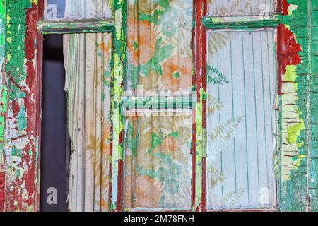 Fenster eines verlassenen Hauses. Altes Fenster mit Vorhängen Stockfoto