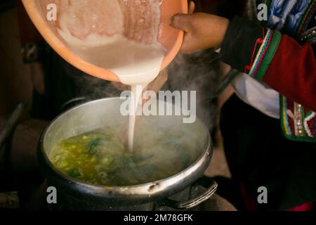 Kochen Sie eine traditionelle Gemüsesuppe der Anden, bevor Sie ein Pachamanca-Fest mit einem Quechua-Stamm im Heiligen Tal, Peru, machen. Stockfoto