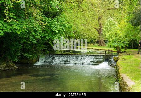 Das River Eye, das an einem sonnigen Maitag durch das wunderschöne Cptswolds Village Lower Slaughter in Gloucestershire fließt Stockfoto