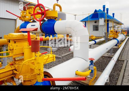 Gasverteilerstation. Leitungen, Ventile und Ausrüstung der Kompressorstation. Art der Industrieanlage. Industrieller Hintergrund. Erdgaslieferant.. Stockfoto