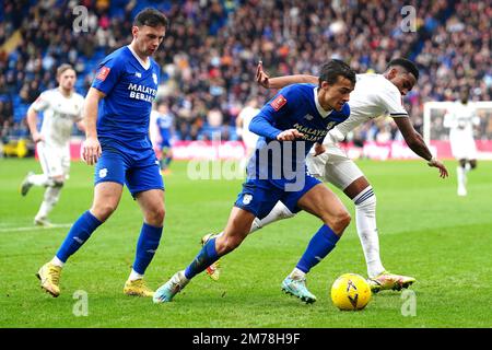 Tom Sang von Cardiff City und Junior Firpo von Leeds United (rechts) während des Emirates FA Cup-Spiels in der dritten Runde im Cardiff City Stadium. Foto: Sonntag, 8. Januar 2023. Stockfoto