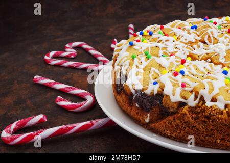 Schmackhafter Mohnkuchen mit Puderzucker und Zitronenbeschichtung Stockfoto