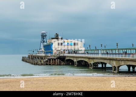 Bournemouth Pier am Strand von Dorset Stockfoto