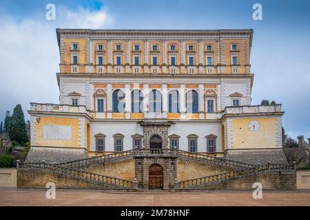 Seitenansicht der südöstlichen Hauptfront des Palazzo Farnese oder der Villa Farnese. Caprarola, Viterbo, Latium, Italien, Europa. Stockfoto