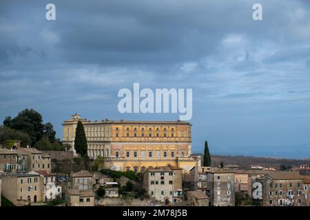 Landschaft der Altstadt von Caprarola mit den antiken Gebäuden Palazzo Farnese oder Villa Farnese. Caprarola, Viterbo, Latium, Italien, Europa. Stockfoto