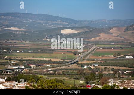 Teil des spanischen Hochgeschwindigkeitsbahnnetzes um die ländliche Kleinstadt Antequera, Spanien Stockfoto