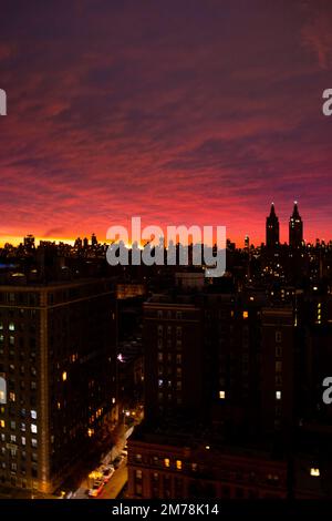 Ein dramatischer Sonnenaufgang im Winter über der Upper West Side von Manhattan. Stockfoto