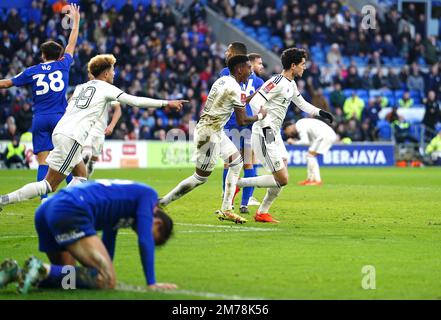 Sonny Perkins von Leeds United (rechts) feiert mit Teamkollegen das zweite Tor ihrer Seite des Spiels, während die Spieler von Cardiff City beim dritten Spiel des Emirates FA Cup im Cardiff City Stadium deprimiert erscheinen. Foto: Sonntag, 8. Januar 2023. Stockfoto